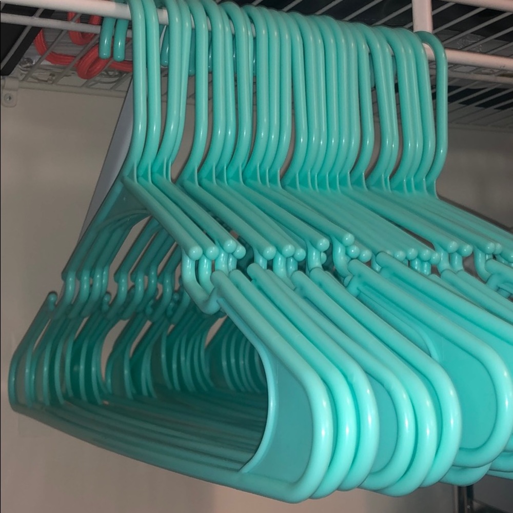 16 CT Mint Plastic Hangers - Picture 2 of 3